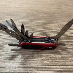 Нож VICTORINOX EVOLUTION S557 2.5223.SC